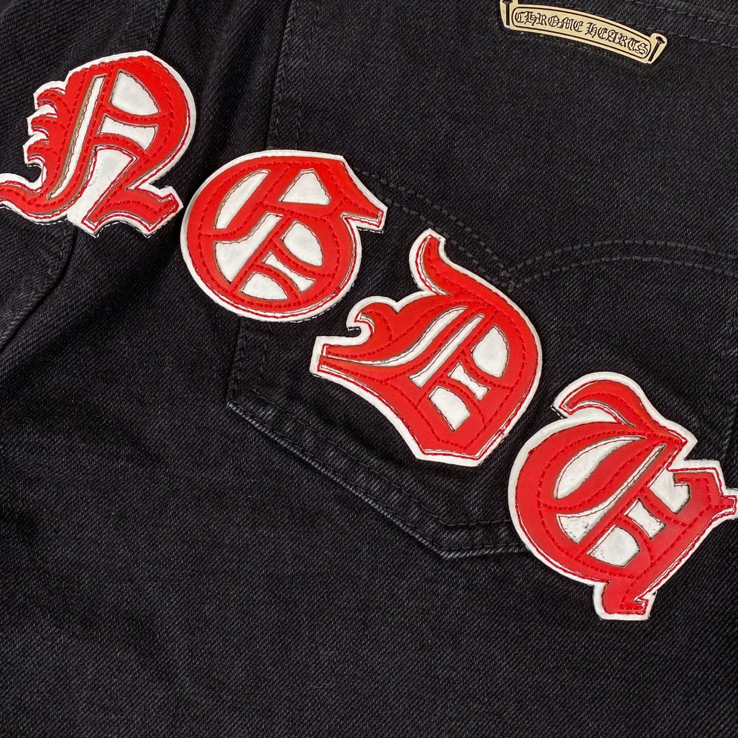 🅿️280 Chrome Heart Classic black with red laser cross patchwork leather jeans. The pants are made of top-notch heavy-duty washing technology, and every detail shows ingenuity. The calfskin is laser-cut to make a delicate cross, which is both a tactile and visual enjoyment. Paired with aged silver hardware, it is retro, high-end and full of texture. The straight-cut upper body turns into "chopstick legs" in an instant, easily modifying the shape of the legs. It can be controlled by any body shape and has a full sense of luxury.  This is a carefully crafted high-end version, the quality far exceeds that of street currency, and the details can stand the scrutiny of a magnifying glass. Although the price is close to the people, the quality is completely in line with the big brands, and it is easy to follow the trend.  Classic black, low-key and versatile. Pair it with simple T-shirts and personalized shirts to easily create a fashionable look. Whether you are going out daily or attending events, you can be the center of attention.  Color: black Size: S M L XL 28 30 32 34